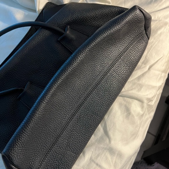 BURBERRY London Grainy Calfskin Medium Baynard Tote Black - Picture 9 of 13